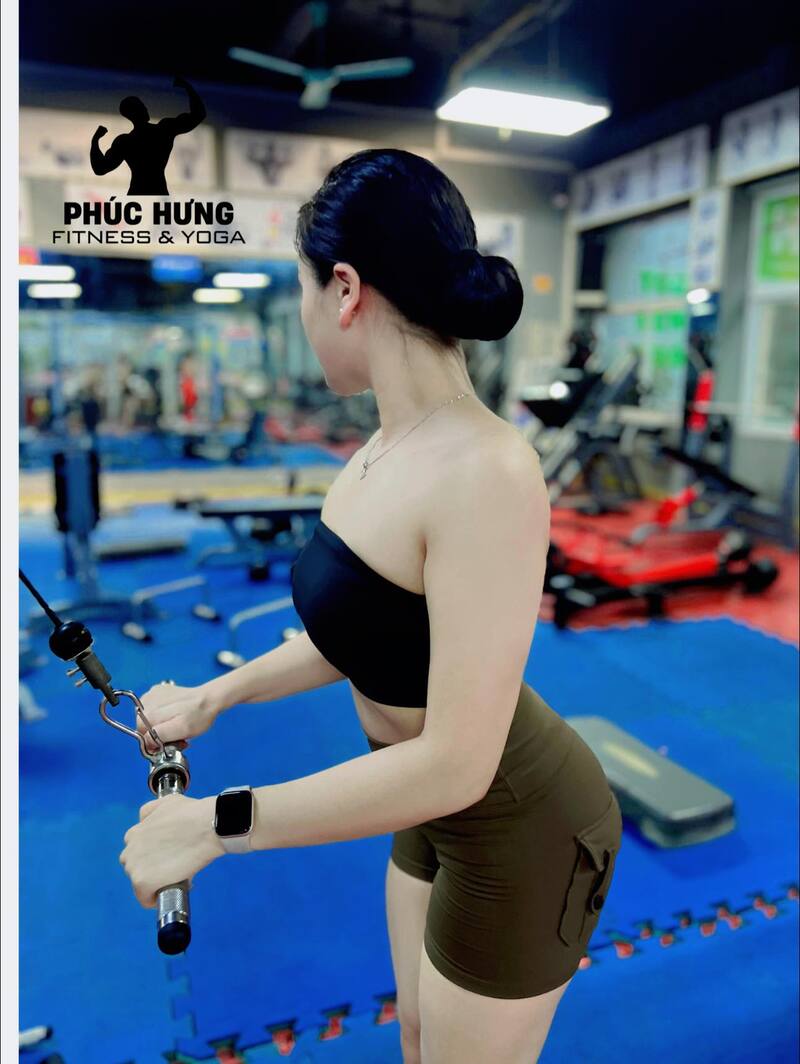 Gái xinh luyện tập với dây kháng lực tạo dáng sexy