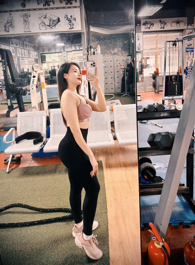 Cô nàng với thân hình chuẩn chỉnh tập gym không ngơi nghỉ