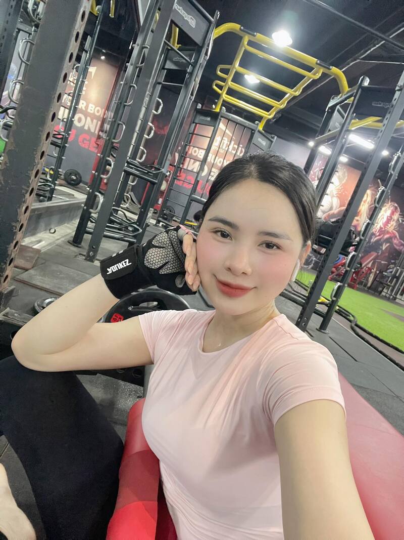 Gái xinh cười tươi giữa buổi tập gym đầy năng lượng