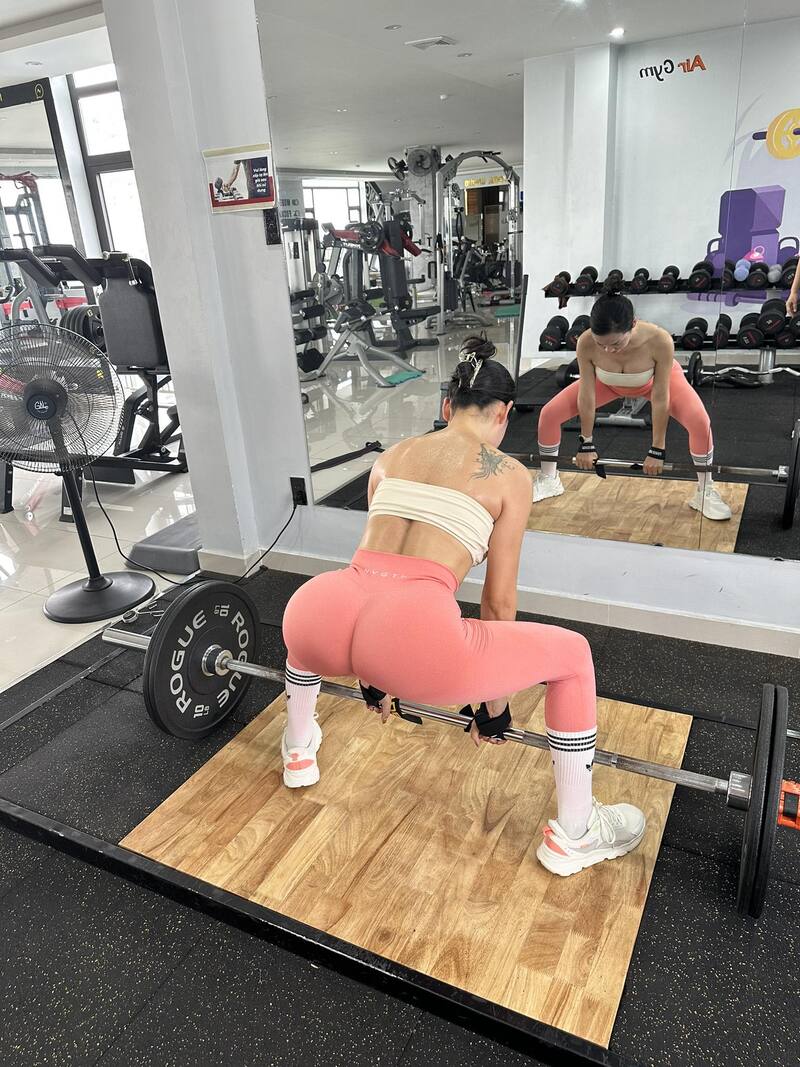 Gái xinh tạo dáng mạnh mẽ khi nâng tạ