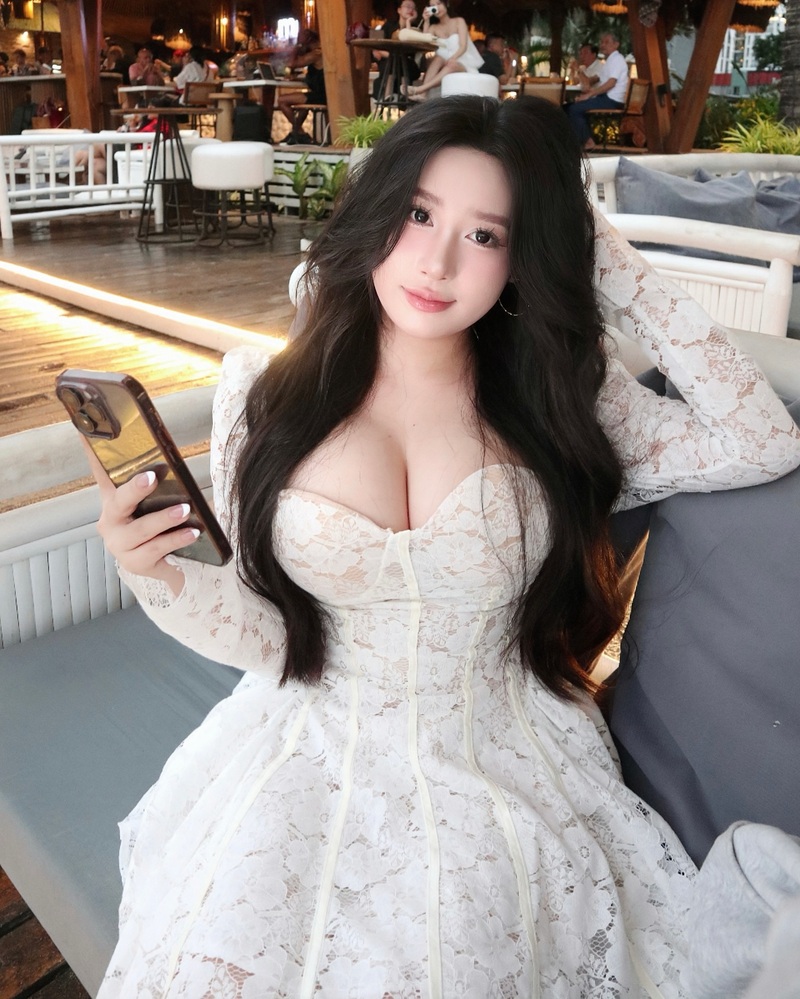 Ảnh hotgirl trà giang sexy với váy trắng cùng cặp bưởi căng tròn