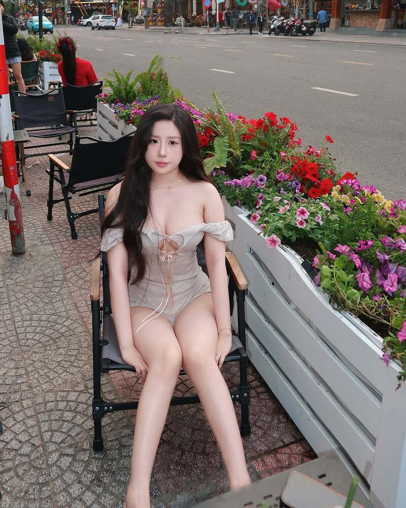 Ảnh hotgirl trà giang với bộ đồ mát mẻ trên phố