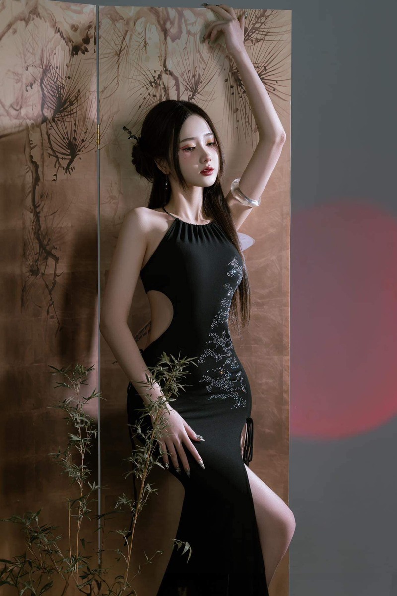 Ảnh nguyễn diệu linh mặc cổ trang khoe đôi chân gợi cảm