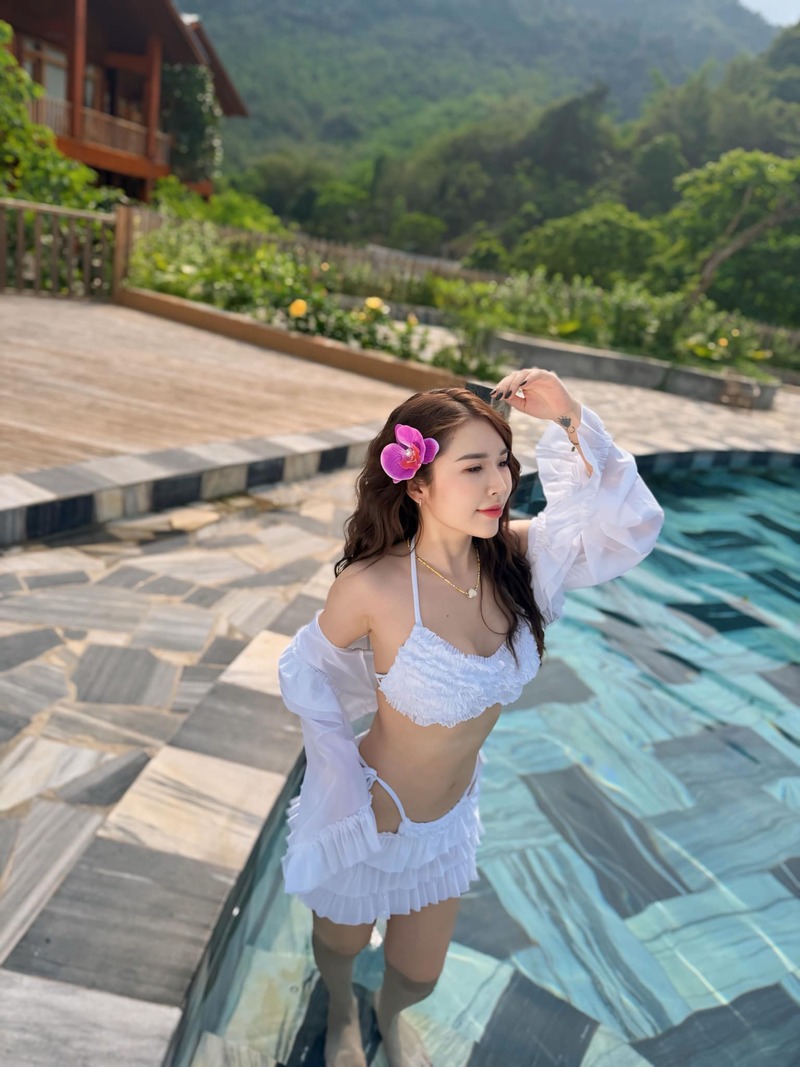 Bikini dáng quây khoe bờ vai mảnh mai đầy duyên dáng