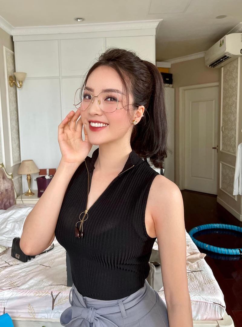 Gái Xinh VTV đeo kính