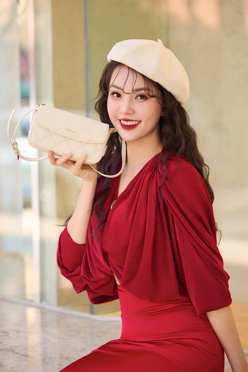 Gái Xinh VTV mặc váy đỏ