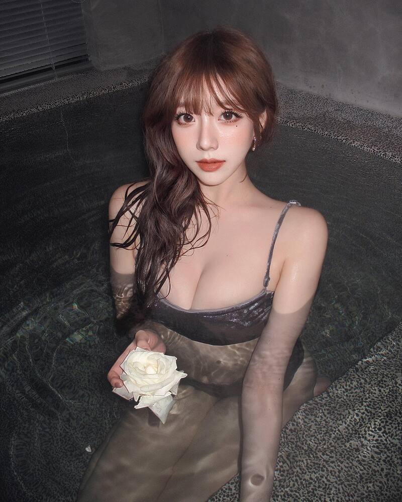 Gái xinh Trung Quốc mặc bikini tại bể bơi khoe vú to