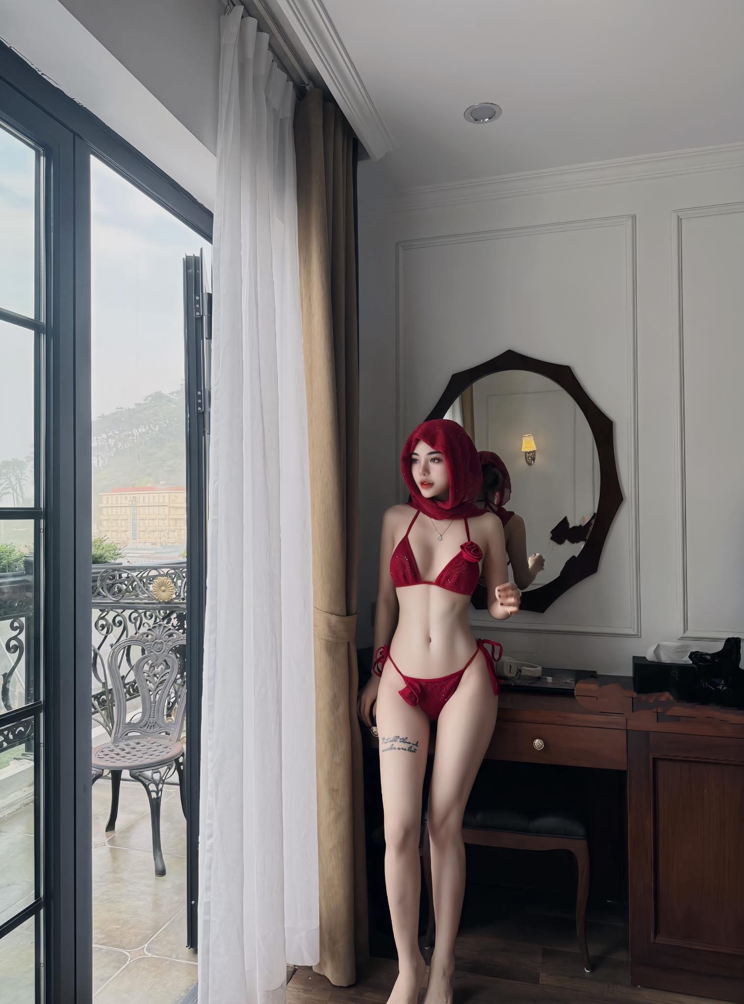 Hình gái xinh mặc bikini màu đỏ thu hút nhất