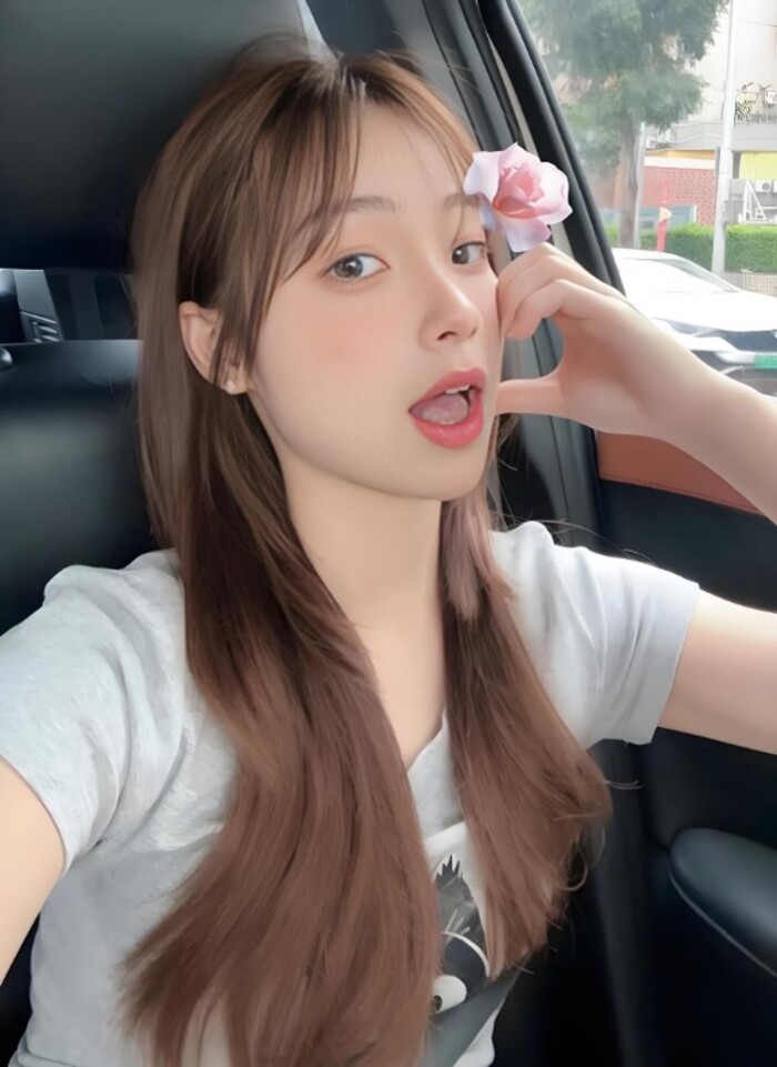 Ảnh gái K10 cute với mái tóc dài óng mượt.