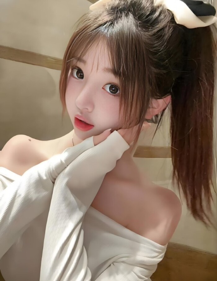 Gái K10 trong phong cách đời thường nhưng đầy cuốn hút.