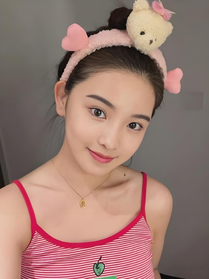 Cận cảnh gái K10 với nét đẹp thanh tú và thần thái tự tin.