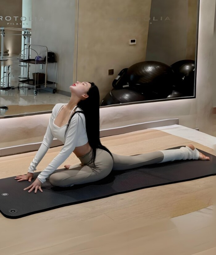 ảnh gái tập yoga tóc dài
