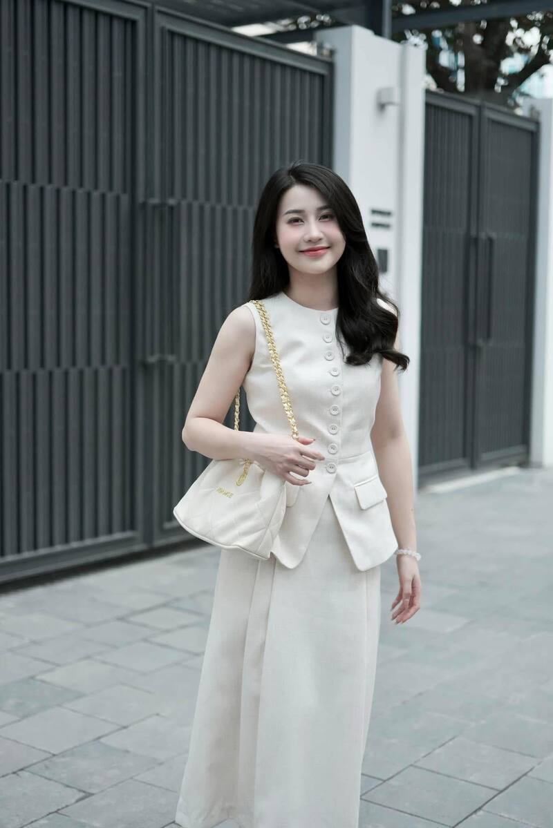 Gái xinh cười dịu dàng, gương mặt bừng sáng