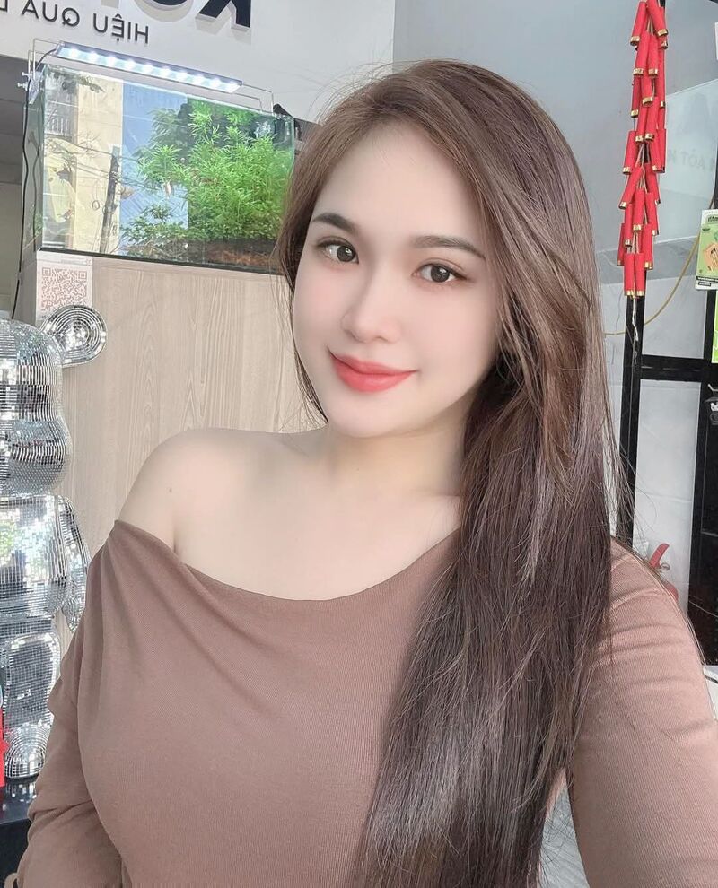 Nụ cười chân thành khiến gương mặt càng thêm nổi bật