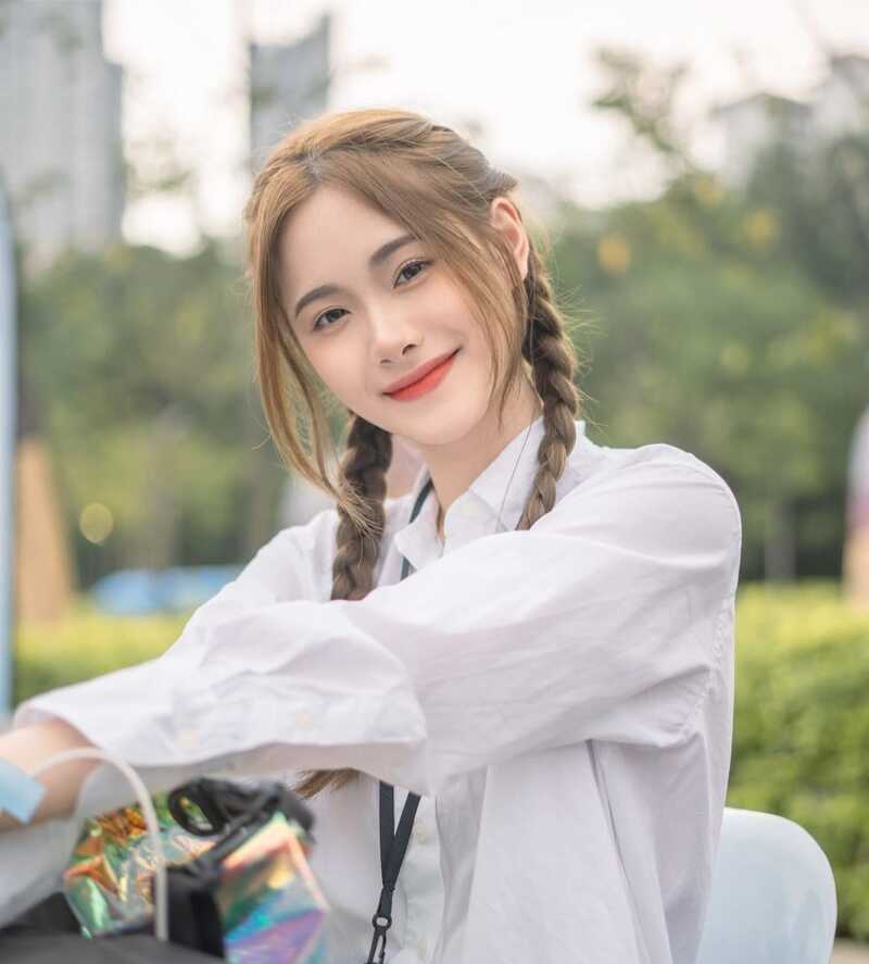 Gái xinh cười nhẹ khiến không khí như bừng sáng