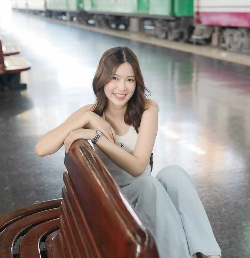 Nụ cười e thẹn mà ngọt ngào của cô nàng xinh xắn