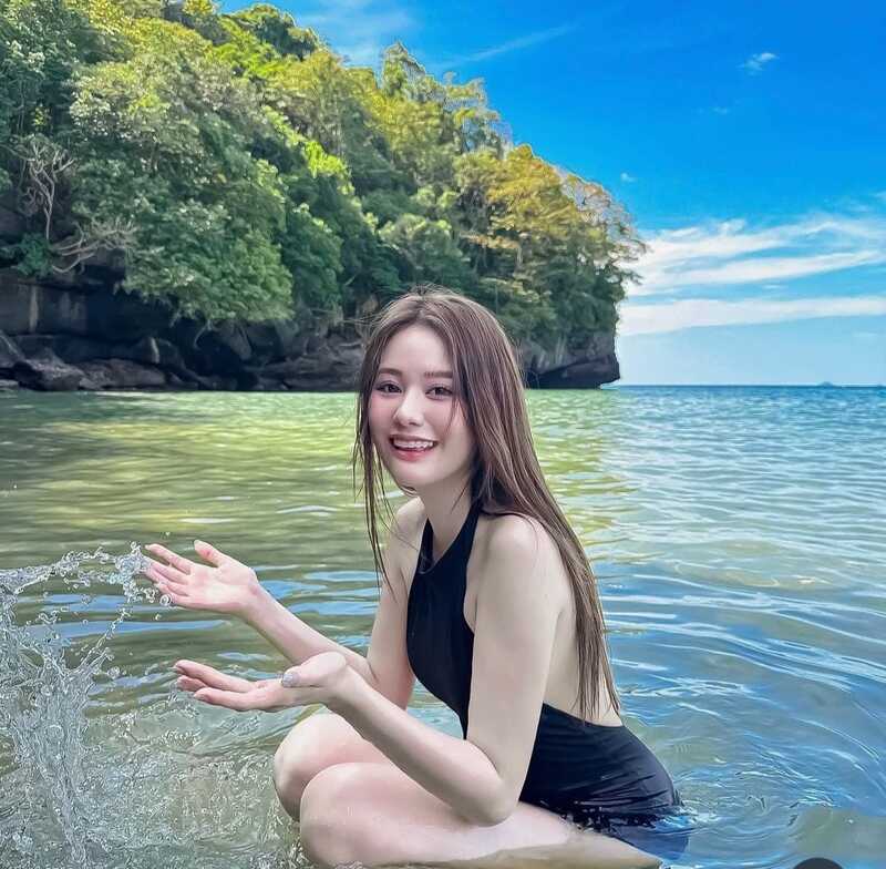 Nụ cười trong trẻo khiến bao ánh nhìn xao xuyến