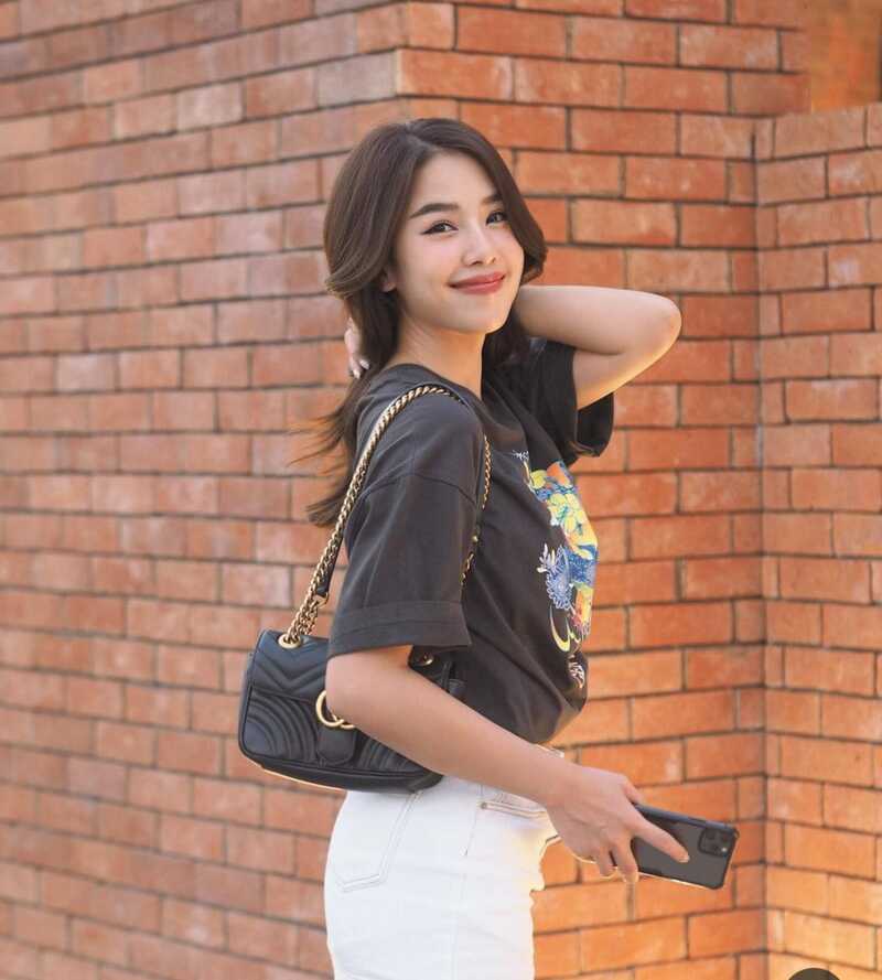 Khoảnh khắc cười nhẹ đầy duyên dáng của gái xinh