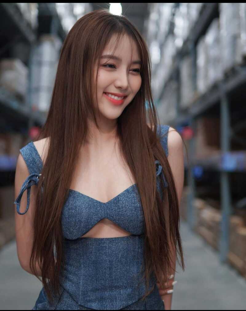 Gái xinh cười tươi rạng rỡ không thể rời mắt