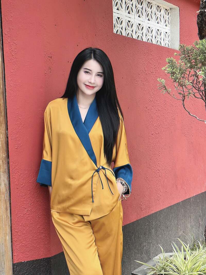 Gái xinh cười lém lỉnh như muốn trêu đùa cả thế giới