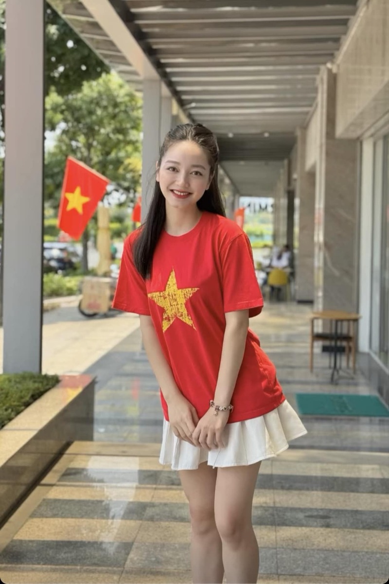 ảnh gái xinh mặc áo cờ đỏ