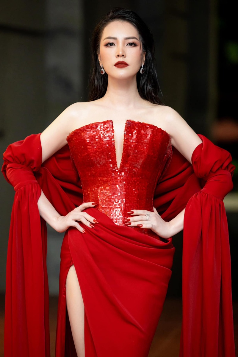 ảnh thuỵ vân váy đỏ sexy
