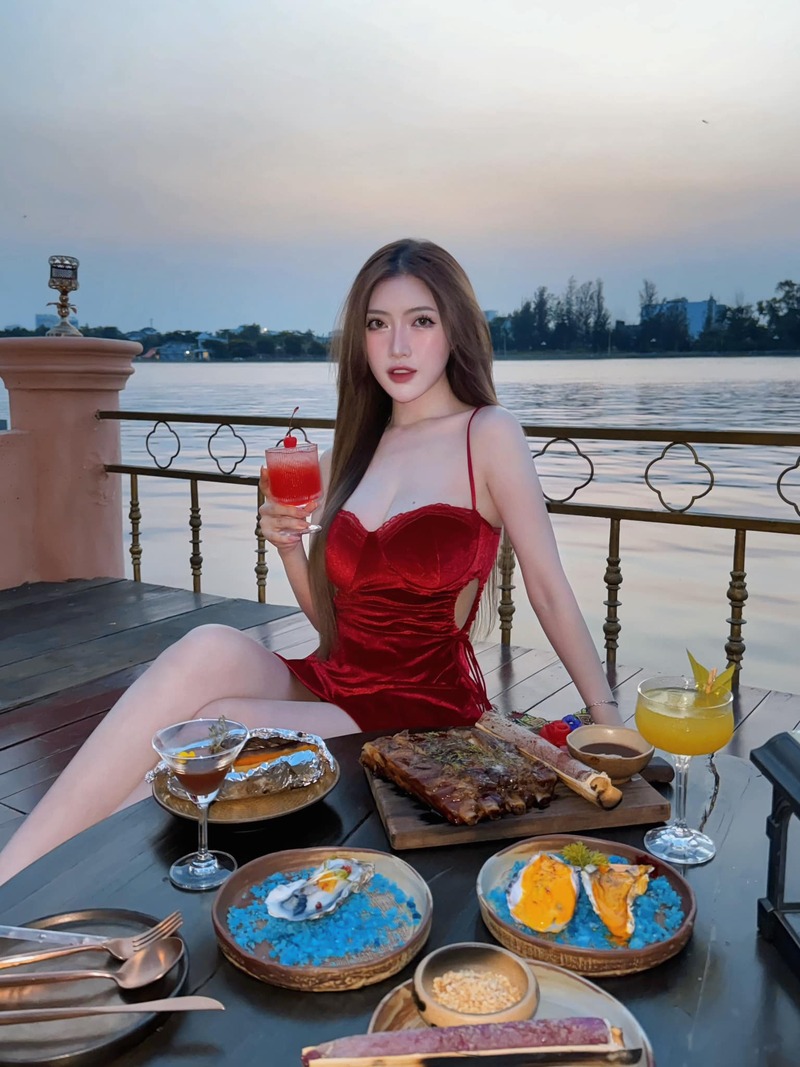 gái xinh mặc váy đỏ sexy