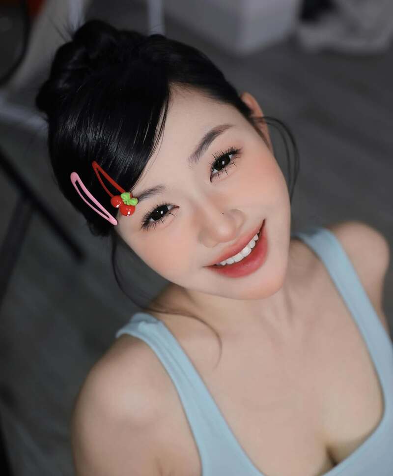 hình ảnh trần hà linh cười