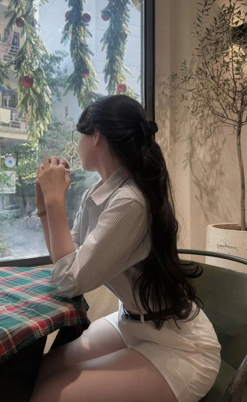 hinh gai xinh che mặt