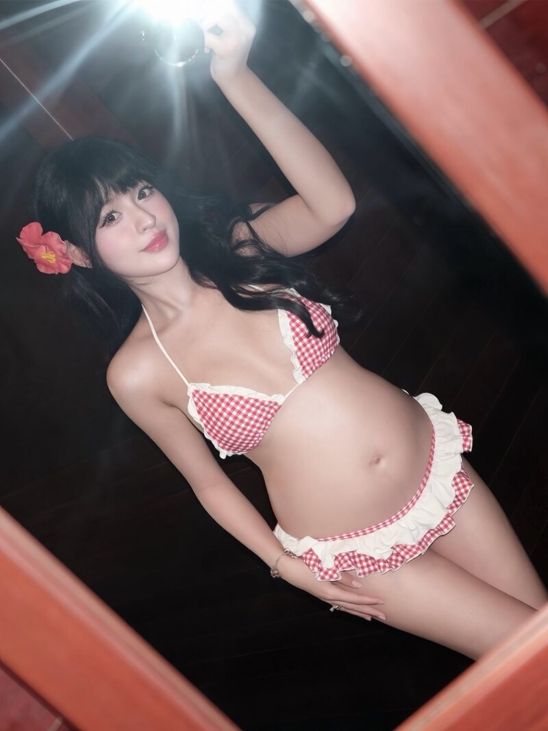 Thanh Tâm bikini hồ bơi