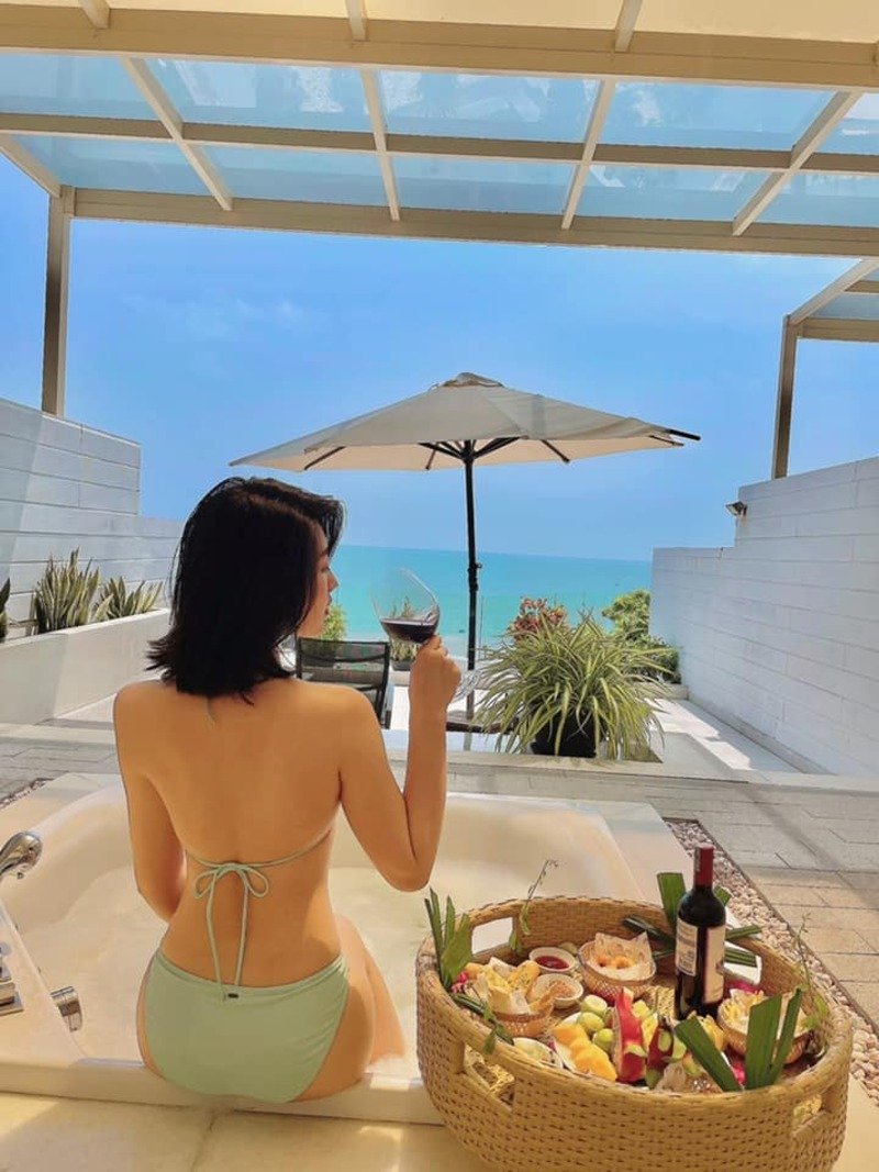 Thúy Ngân bikini aesthetic