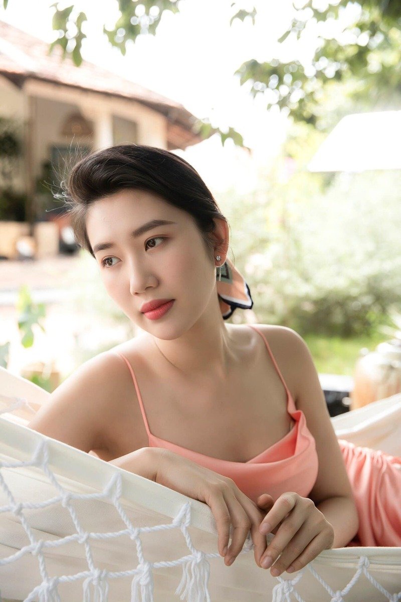 Thúy Ngân bikini chụp nghiêng