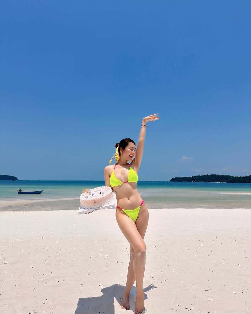 Thúy Ngân bikini khoe dáng