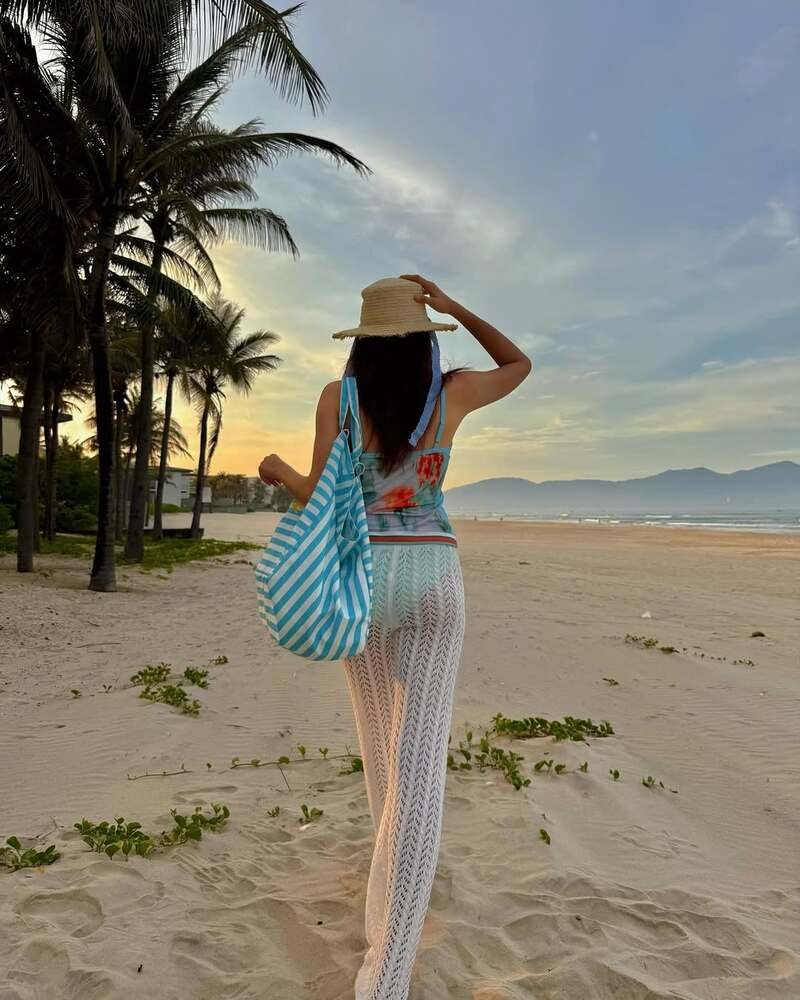 Thúy Ngân bikini phụ kiện kính râm