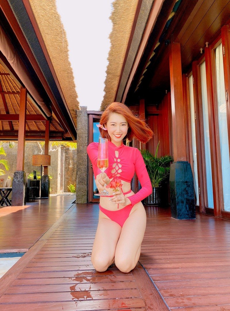 Thúy Ngân bikini retro