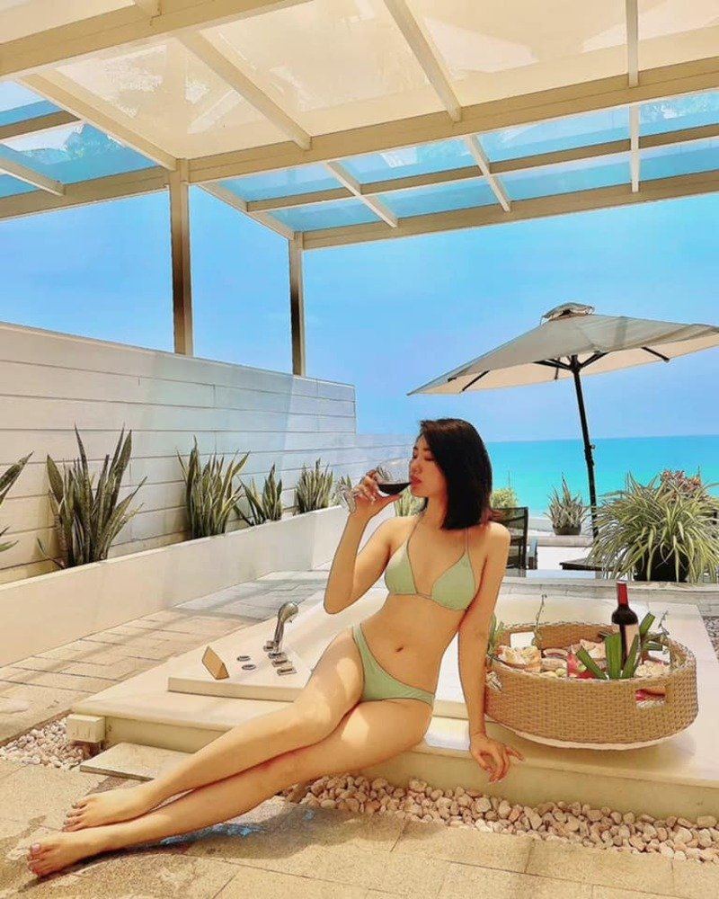 Thúy Ngân bikini trắng đen