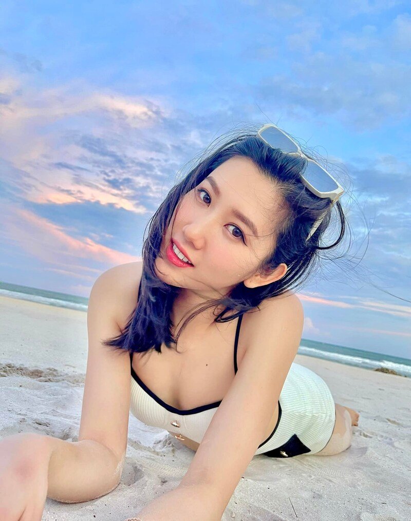 Thúy Ngân wear bikini