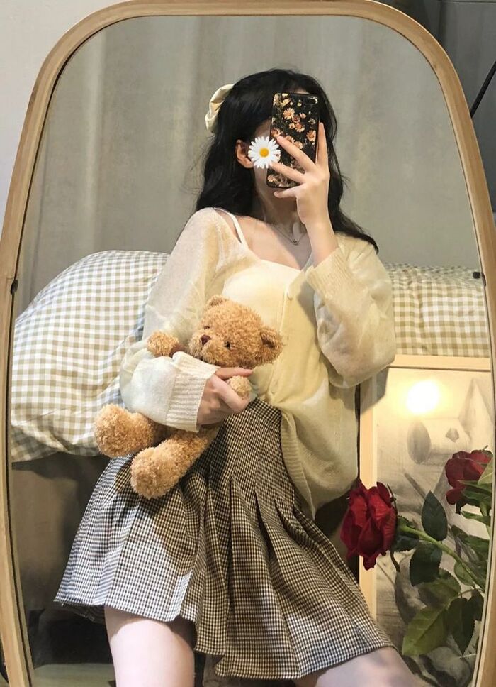 Ảnh gái đẹp che mặt trước gương