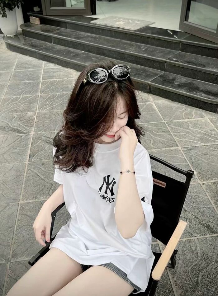 Hình ảnh gái xinh cho mặt đeo kính đen