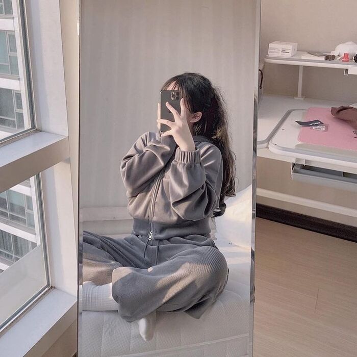 Gái đẹp k9 che mặt trước gương