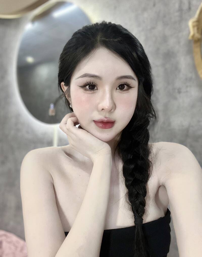 ảnh gái mạng trang điểm