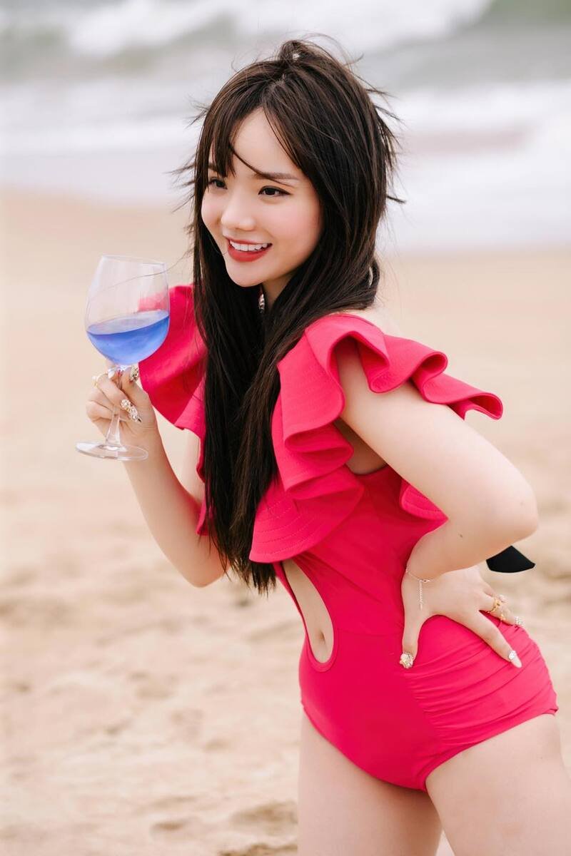 ảnh hotgirl Thuỷ Tiên bikini