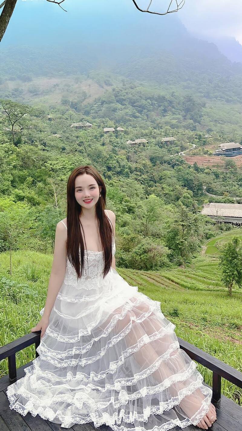 ảnh hotgirl Thuỷ Tiên váy trắng