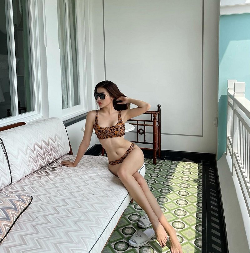 huyenmy bikini chân dài