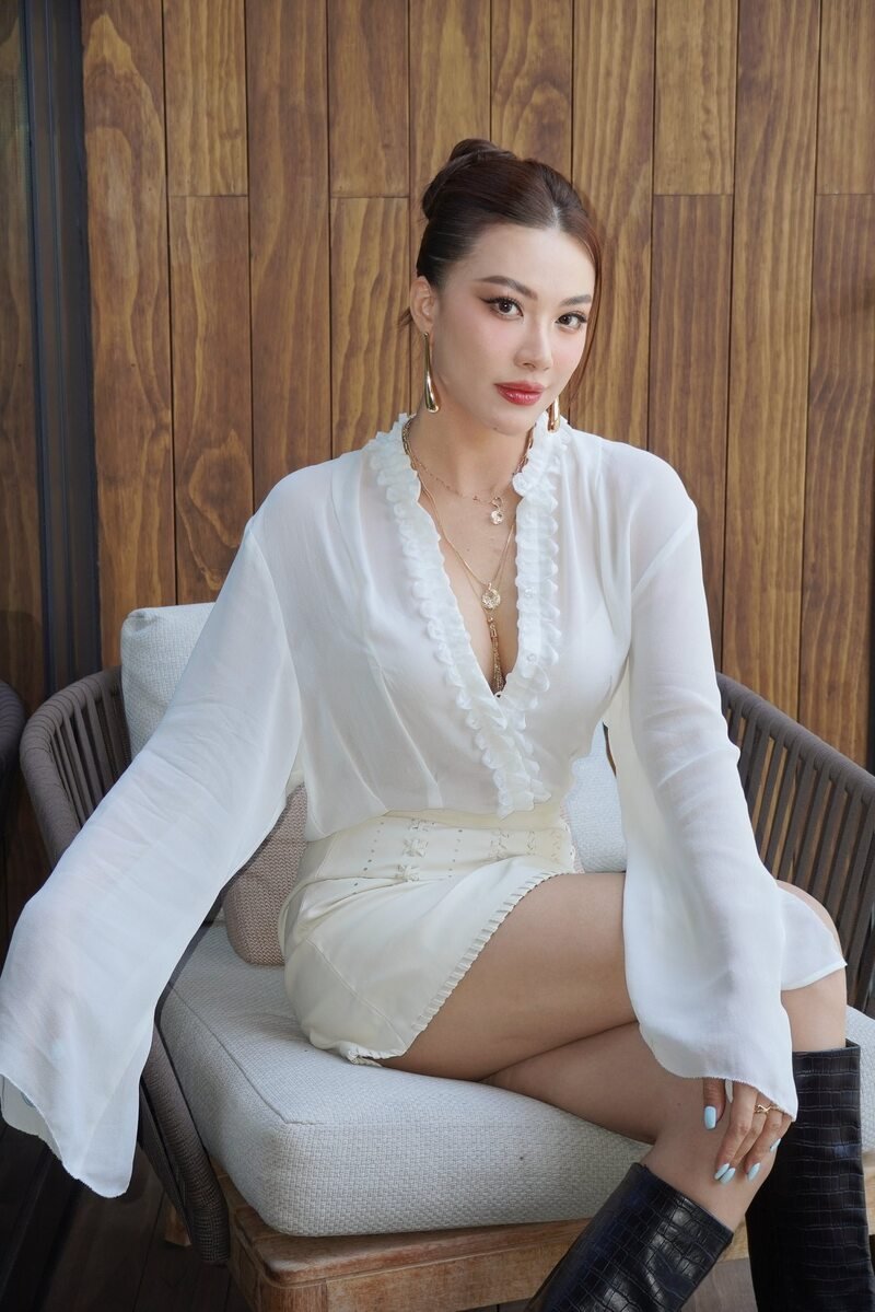 Ảnh Kim Duyên váy ngắn