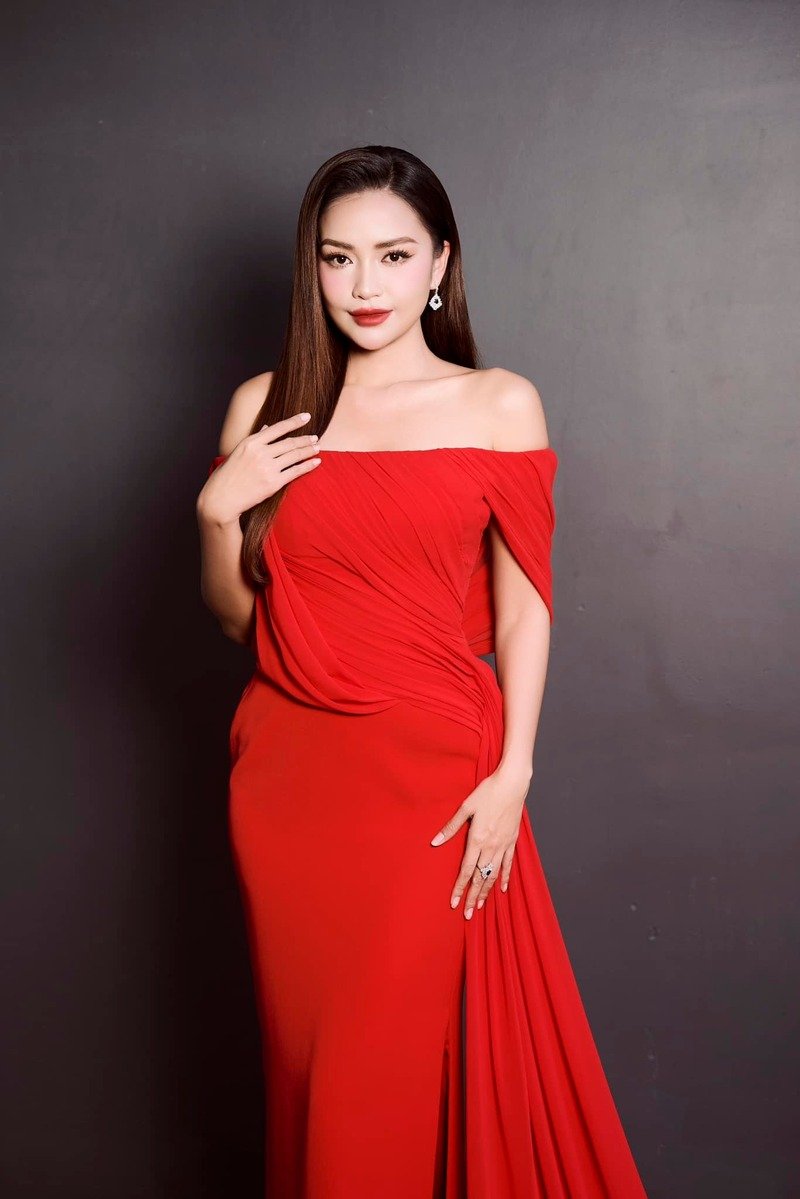 ảnh Ngọc Châu đầm đỏ