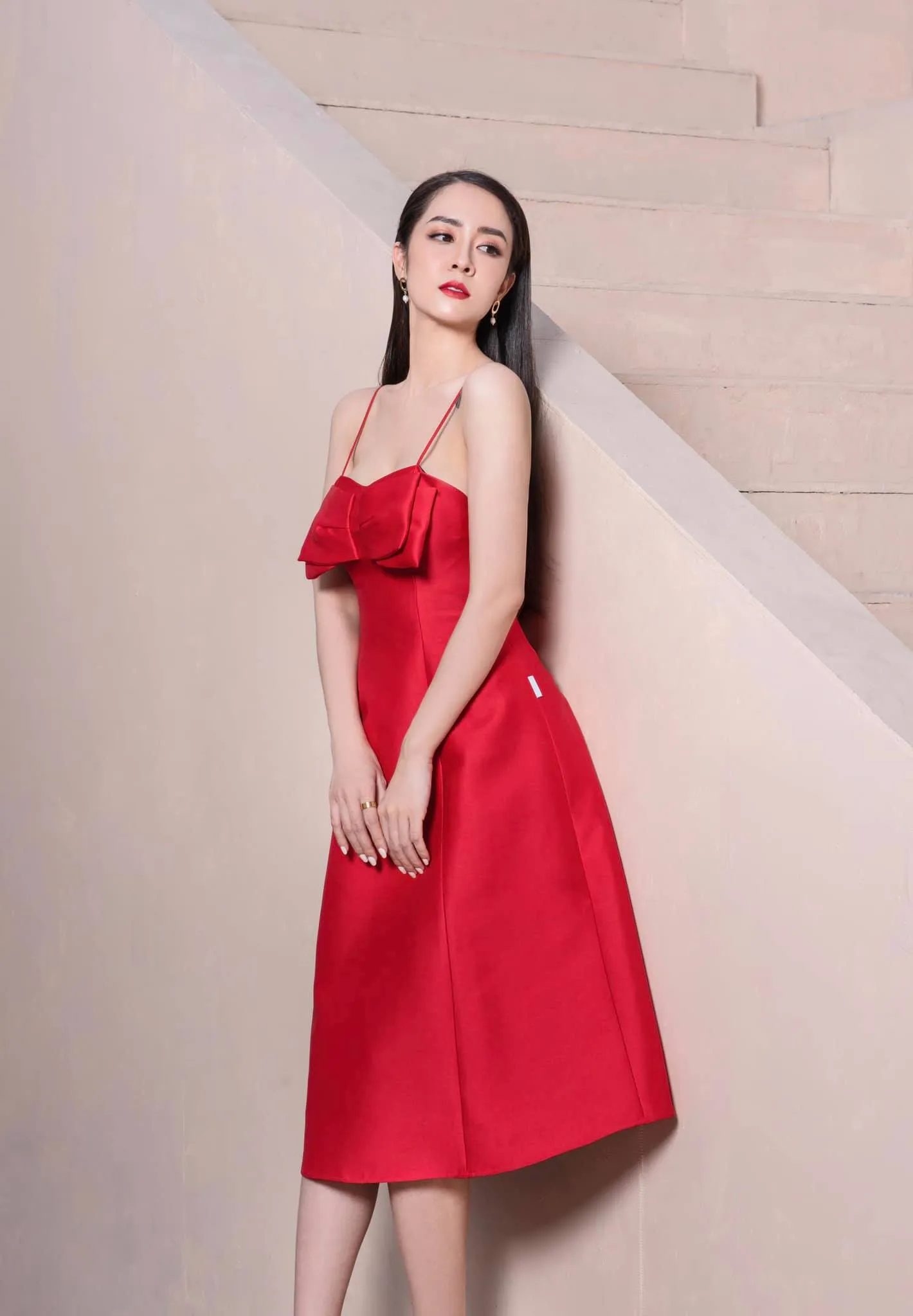 ảnh diễn viên thùy dương đầm đỏ