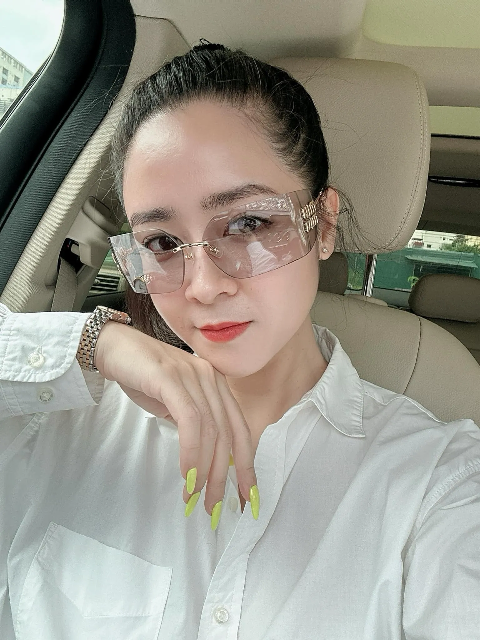 ảnh diễn viên thùy dương đeo kính