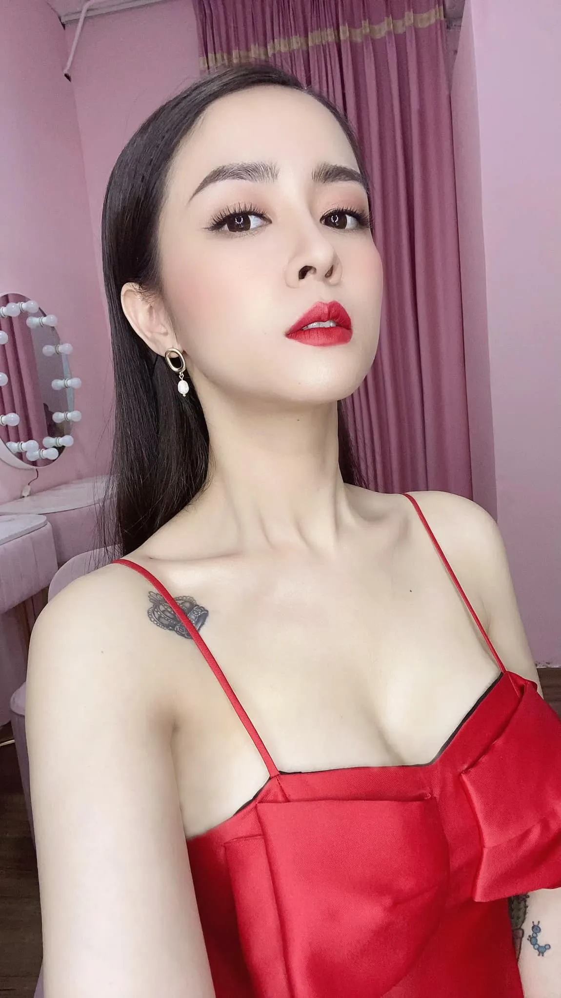 ảnh diễn viên thùy dương mặc 2 dây