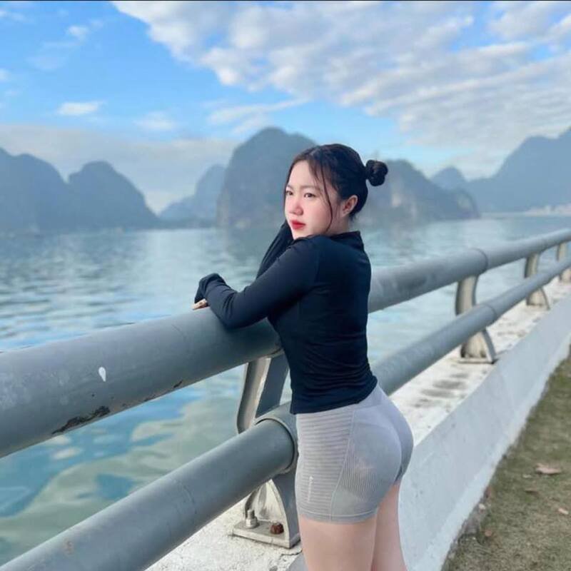 ảnh đỗ trà my khoe mông